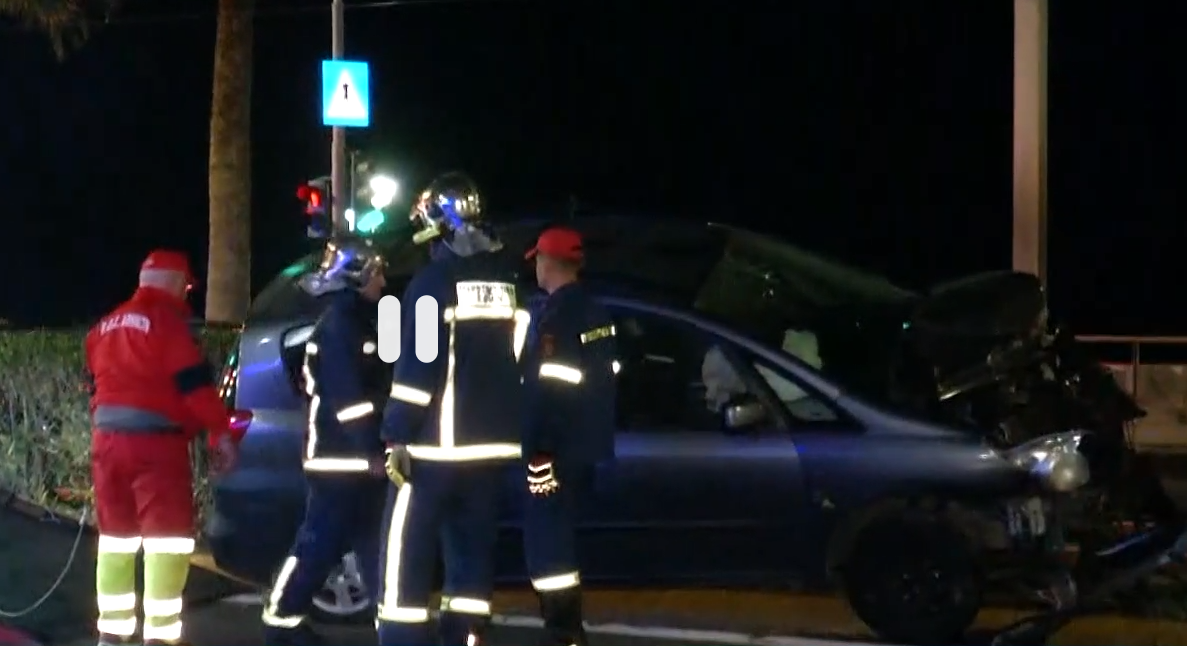 Σοβαρό τροχαίο στη Λεωφόρο Ποσειδώνος: Αυτοκίνητο έπεσε σε προστατευτικές μπάρες