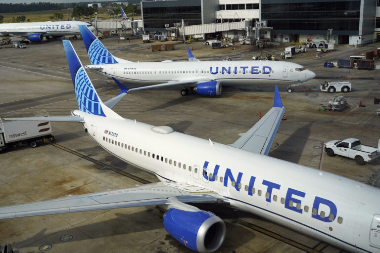 Πληθαίνουν τα προβλήματα για την Boeing – Μετά την πόρτα που αποκολλήθηκε εντοπίστηκαν χαλαρά μπουλόνια και σε αεροπλάνα της United