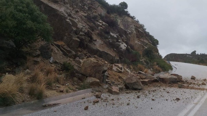 Χαλκιδική: Κατολισθήσεις και πτώσεις βράχων στο επαρχιακό οδικό δίκτυο της Σιθωνίας