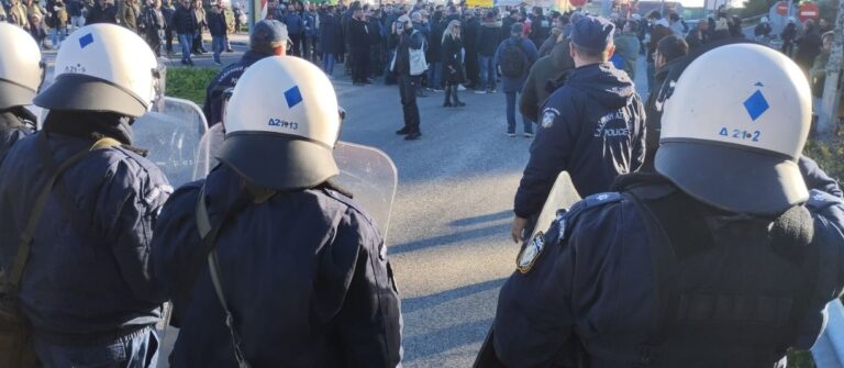 Απέκλεισαν συμβολικά την Εθνική Οδό Αθηνών -Θεσσαλονίκης οι αγρότες στη Λάρισα