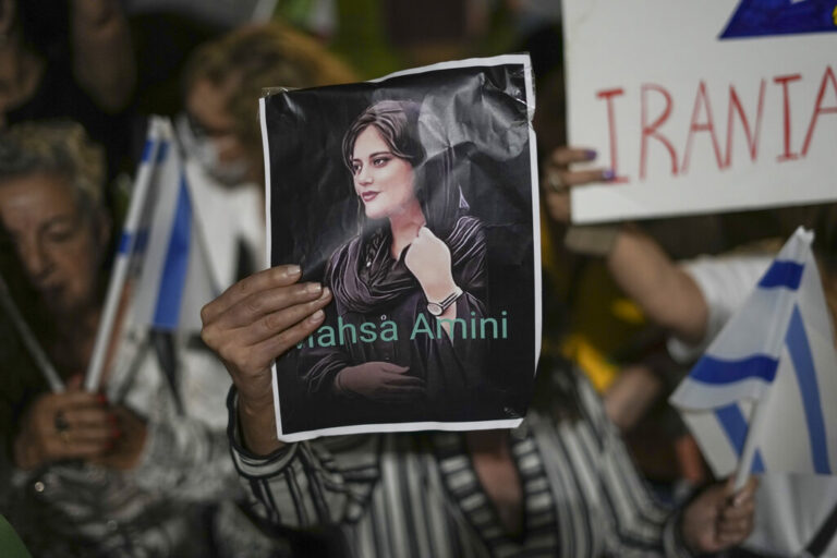 Ιράν: Ελεύθερες με εγγύηση 200 χιλ. δολάρια οι δύο δημοσιογράφοι που «έγραψαν» για τη Μαχσά Αμινί