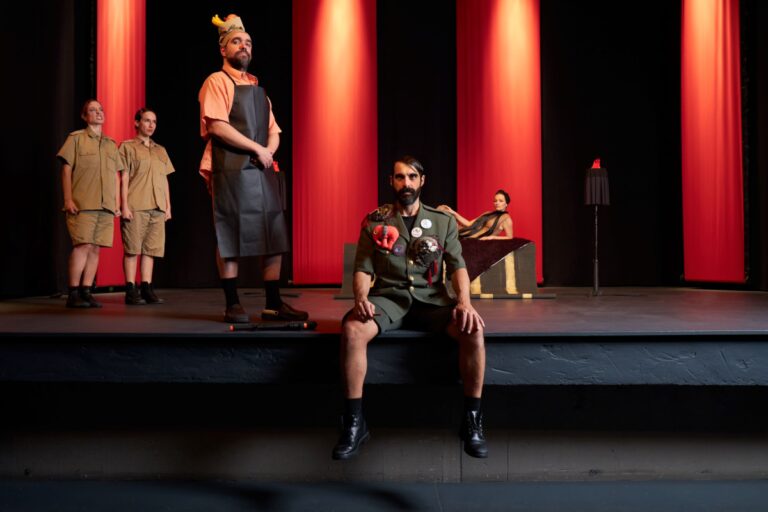 «Ο Μπαμπάς ο Πόλεμος»: Η αιχμηρή κωμωδία του Ιάκωβου Καμπανέλλη έως τις 25/2 στο θέατρο Olvio