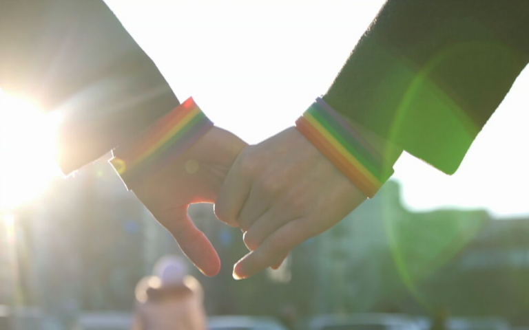 Ομόφυλα ζευγάρια: Σε δημόσια διαβούλευση το νομοσχέδιο – Τι προβλέπει για γάμο και τεκνοθεσία