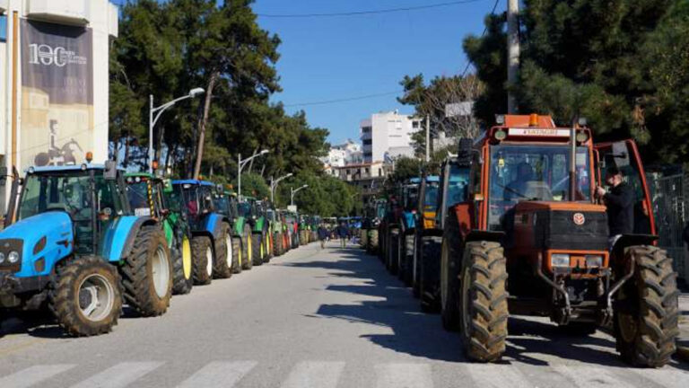 Ροδόπη: Tρακτέρ και φορτηγά μεταφορών έξω από το κτήριο της Περιφέρειας