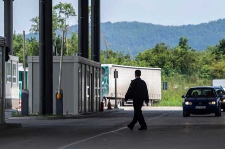 Σερβία: Οπλοστάσιο έκρυβε όχημα με πινακίδες Κοσσυφοπεδίου