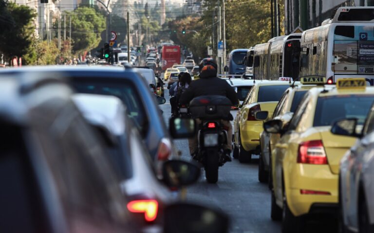 Δυσχέρεια στην Λ. Κηφισίας στον κόμβο Παραδείσου λόγω βλάβης σε φορτηγό