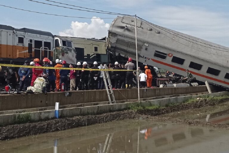 Ινδονησία: Τουλάχιστον τρεις νεκροί και 28 τραυματίες από τη  σύγκρουση δυο τρένων