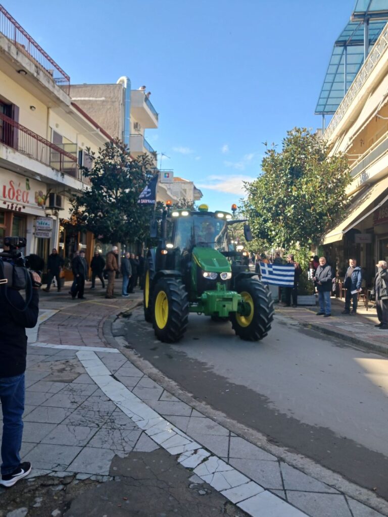 Έριξαν άχυρα και γάλα αγρότες και κτηνοτρόφοι στα Φάρσαλα