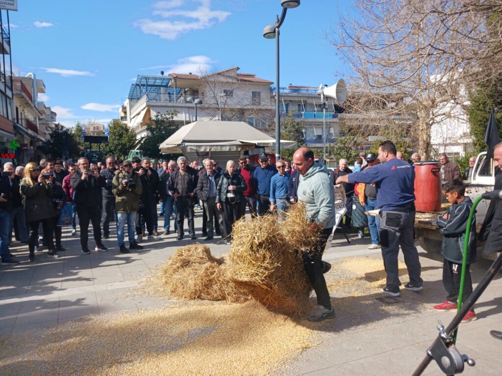 Έριξαν άχυρα και γάλα αγρότες και κτηνοτρόφοι στα Φάρσαλα