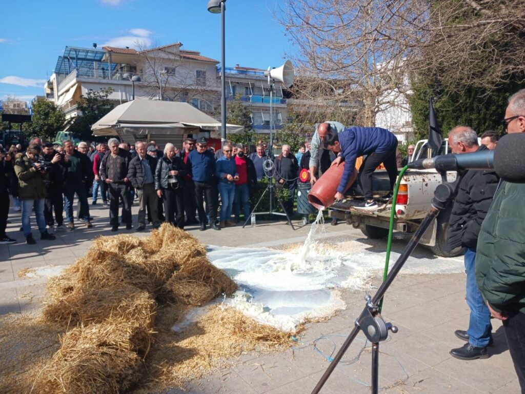 Έριξαν άχυρα και γάλα αγρότες και κτηνοτρόφοι στα Φάρσαλα