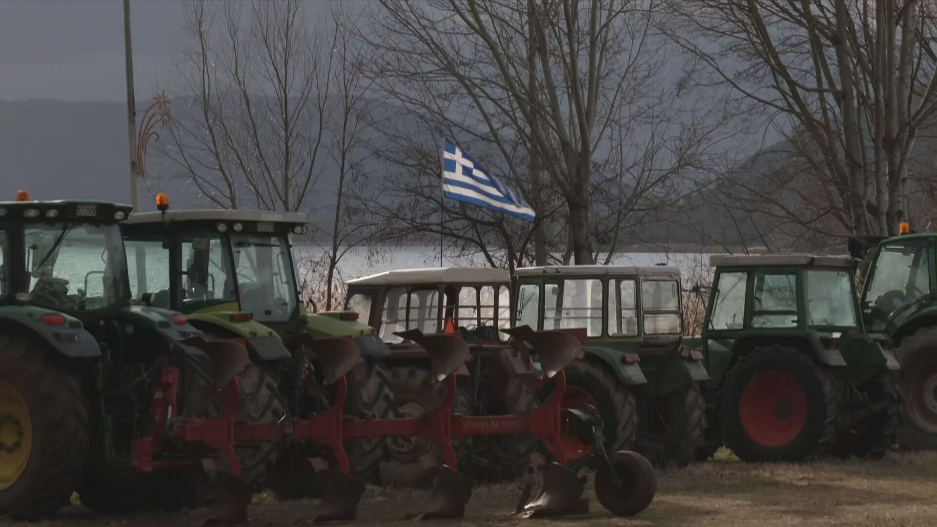 Στα μπλόκα οι αγρότες – Περιμένουν τη συνάντηση με τον πρωθυπουργό την Τρίτη