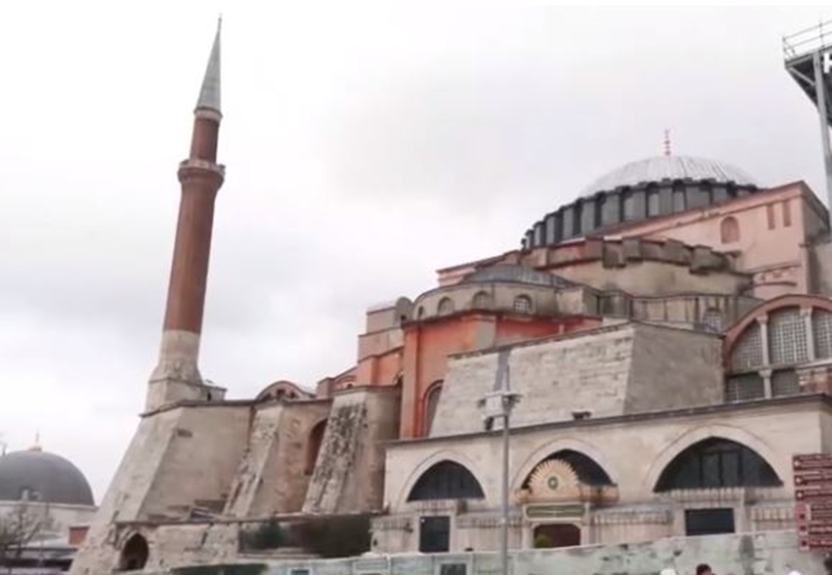 Toυρκία: Αποσυναρμολογούν μιναρέ στην Αγία Σοφία στον οποίο διαπιστώθηκαν ρωγμές