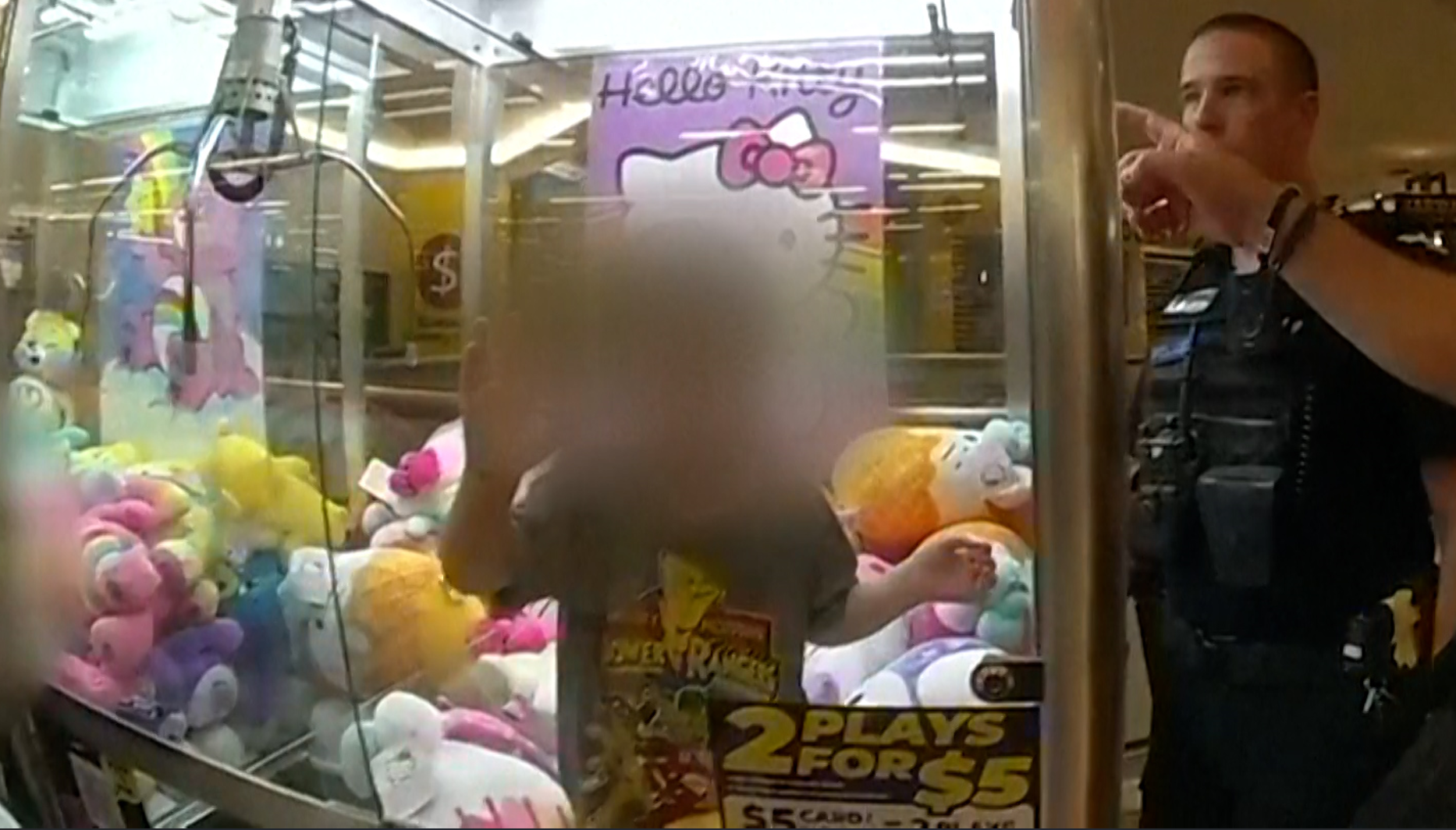 Βίντεο: Παιδί απεγκλωβίζεται μέσα από μηχάνημα «τυχερής δαγκάνας»