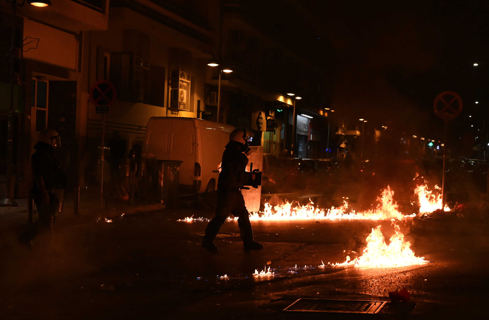 Θεσσαλονίκη: Κουκουλοφόροι επιτέθηκαν με μολότοφ σε διμοιρία των ΜΑΤ απέναντι από το ΑΠΘ