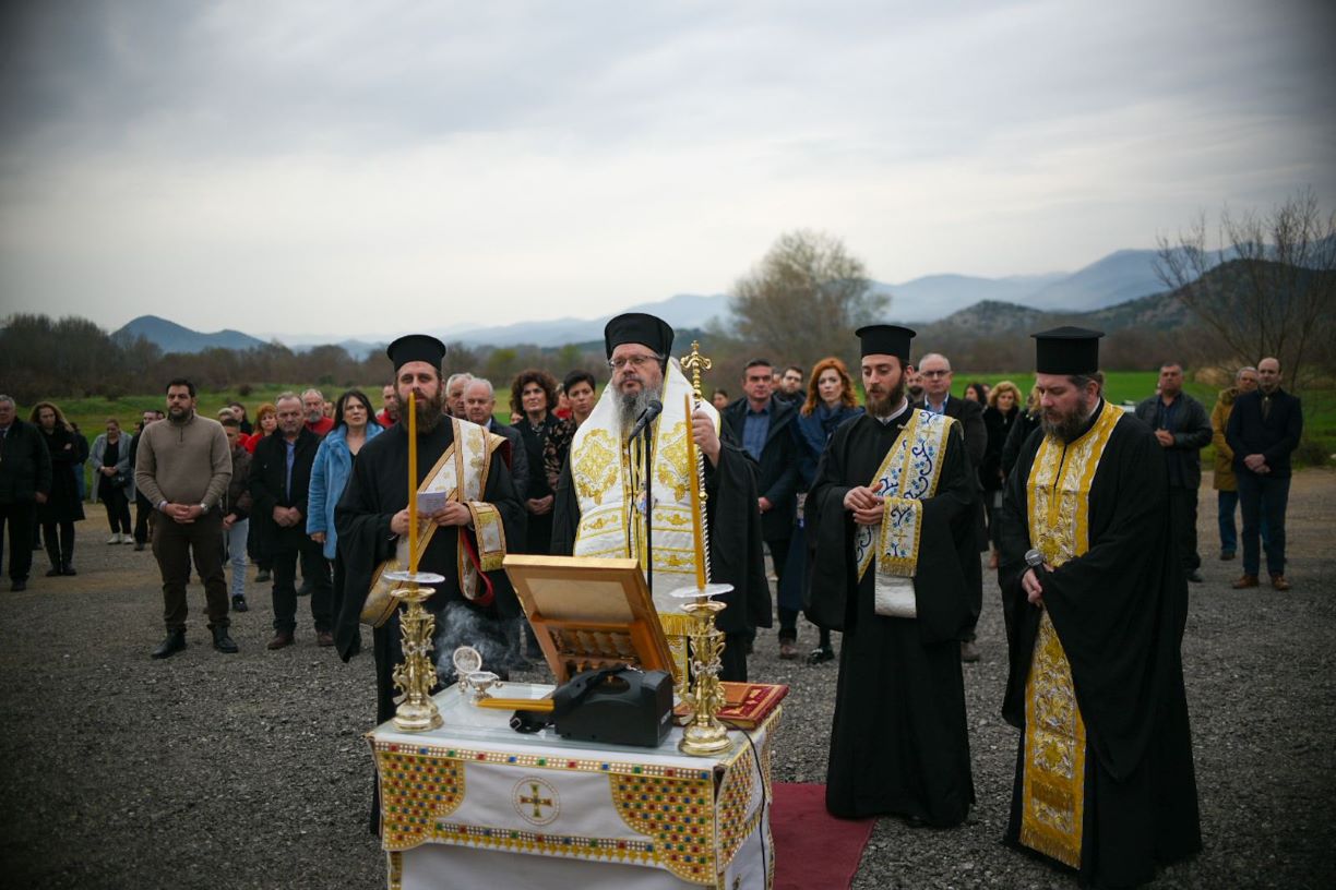 Τρισάγιο στην μνήμη των 57 θυμάτων της τραγωδίας των Τεμπών