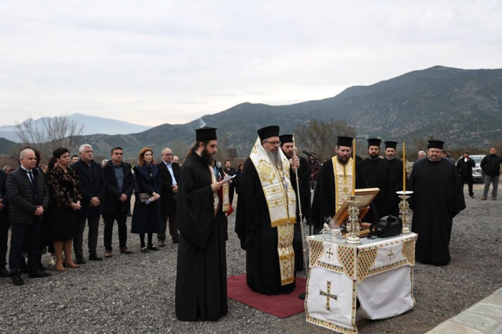 Τρισάγιο στην μνήμη των 57 θυμάτων της τραγωδίας των Τεμπών