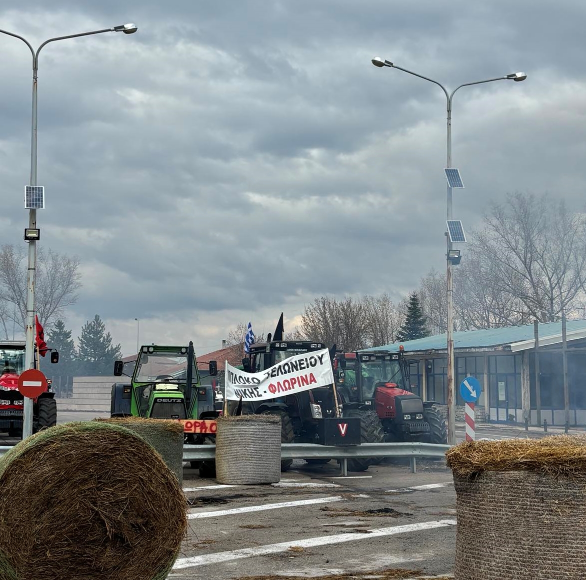Φλώρινα: Αποχώρησαν οι αγρότες από το τελωνείο της Νίκης – 14 τρακτέρ στην αυριανή απεργία