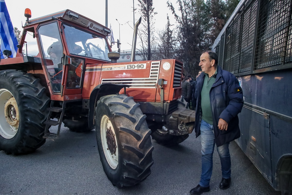 Αγρότες: Εννέα αιτήματα προς τον Πρωθυπουργό ενώ πυκνώνουν τα μπλόκα – Στο διάλογο με ανοιχτούς δρόμους επιμένει η κυβέρνηση