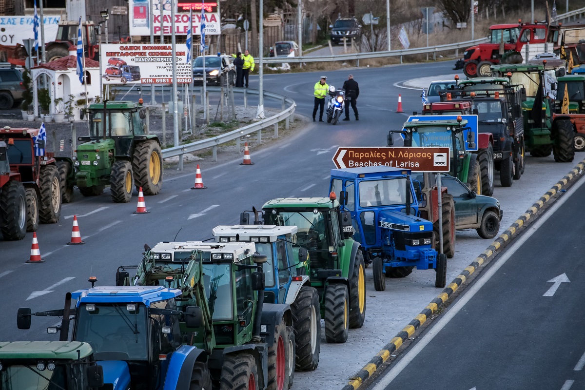 Σκληραίνει η «κόντρα» με τα τρακτέρ στην Αθήνα – Συσκέψεις στην ΕΛΑΣ για τα μέτρα της Τρίτης