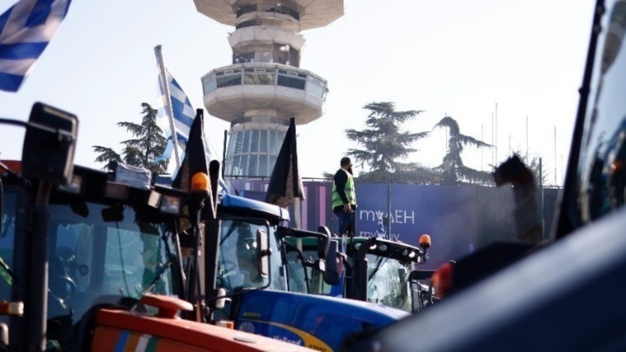Θεσσαλονίκη: Επιστρέφουν στα μπλόκα οι αγρότες με τα 300 τρακτέρ έξω από τη ΔΕΘ
