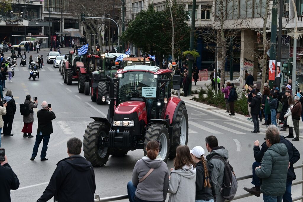 Αποχώρησαν από το Σύνταγμα οι αγρότες με τα τρακτέρ – Οι επόμενες κινήσεις τους