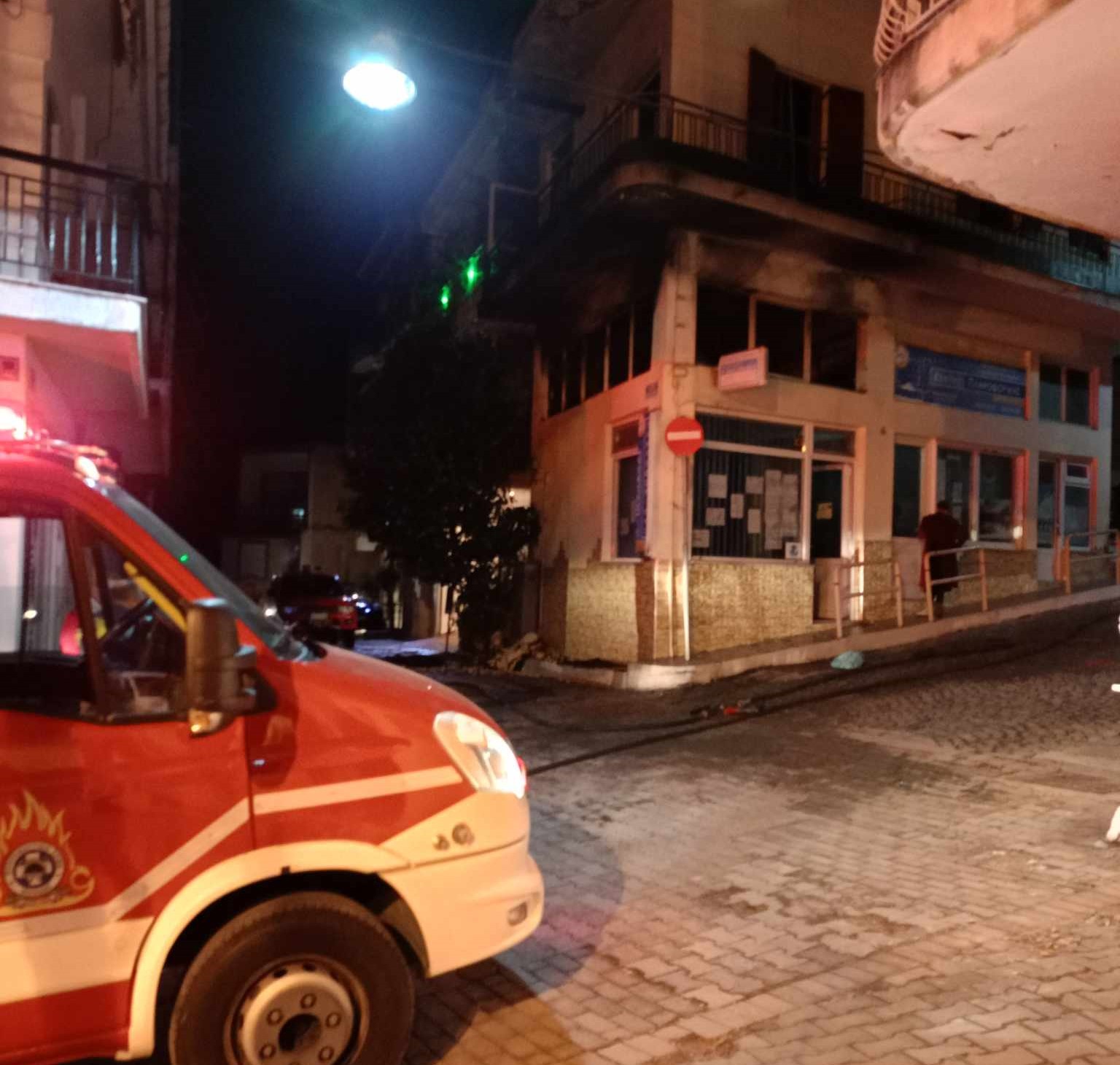 Διδυμότειχο: Φωτιά σε κτίριο στο κέντρο της πόλης
