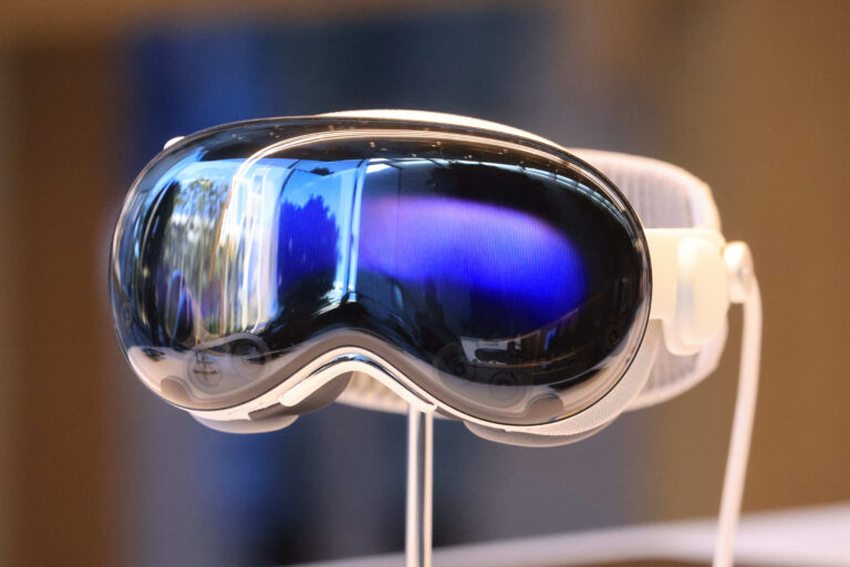 Φρενίτιδα στις ΗΠΑ από το Αpple Vision pro-Το φορούν ακόμα και στην οδήγηση