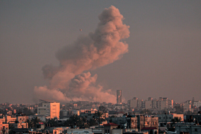 Τουλάχιστον 33.482 Παλαιστίνιοι έχουν σκοτωθεί σε ισραηλινά πλήγματα στη Λωρίδα της Γάζας, σύμφωνα με το υπ. Υγείας του θύλακα