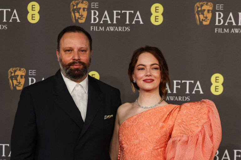 BAFTA: Η άφιξη Γιώργου Λάνθιμου – Έμα Στόουν στο Royal Festival Hall του Λονδίνου για την τελετή (φωτογραφίες)