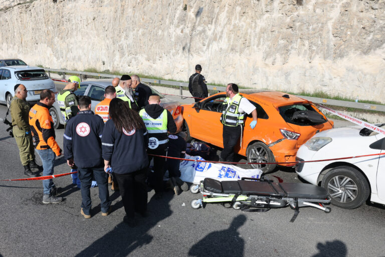 Ένας νεκρός και 8 τραυματίες από πυρά ενόπλων κατά μποτιλιαρισμένων ΙΧ σε εβραϊκό οικισμό στη Δ. Όχθη