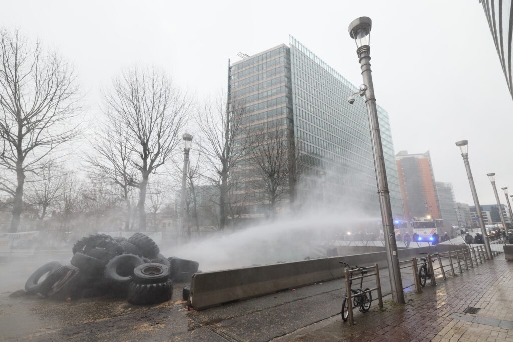 Ένταση στις Βρυξέλλες: Αγρότες σπάνε κιγκλιδώματα, ανάβουν φωτιές και πετούν πορτοκάλια (Live)
