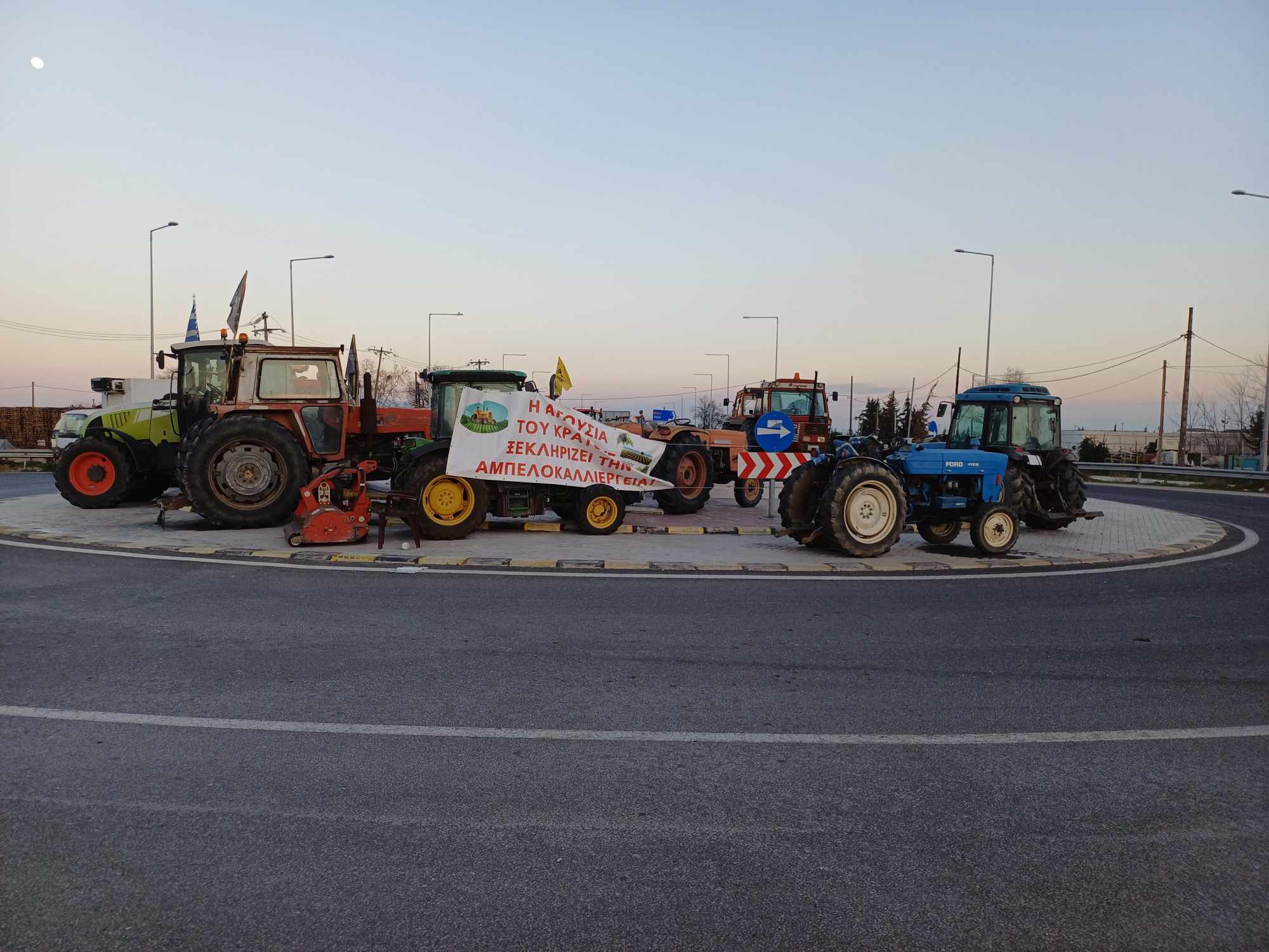 Επέστρεψαν στα μπλόκα οι Θεσσαλοί αγρότες αποφασισμένοι να συνεχίσουν τον αγώνα τους