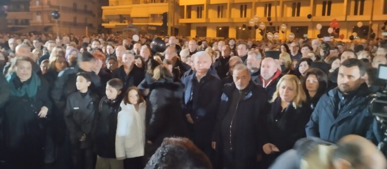 Σπαραγμός στην Καλαμπάκα, ποτάμι ο κόσμος για τα τρία κορίτσια που έχασαν στα Τέμπη