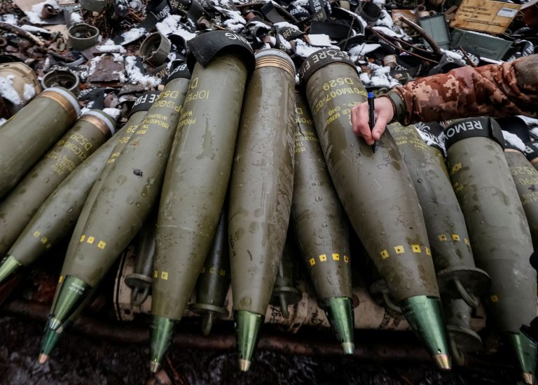 Ζ. Μπορέλ: Οι «27» της ΕΕ πρέπει να κάνουν περισσότερα για τις παραδόσεις πυρομαχικών στην Ουκρανία