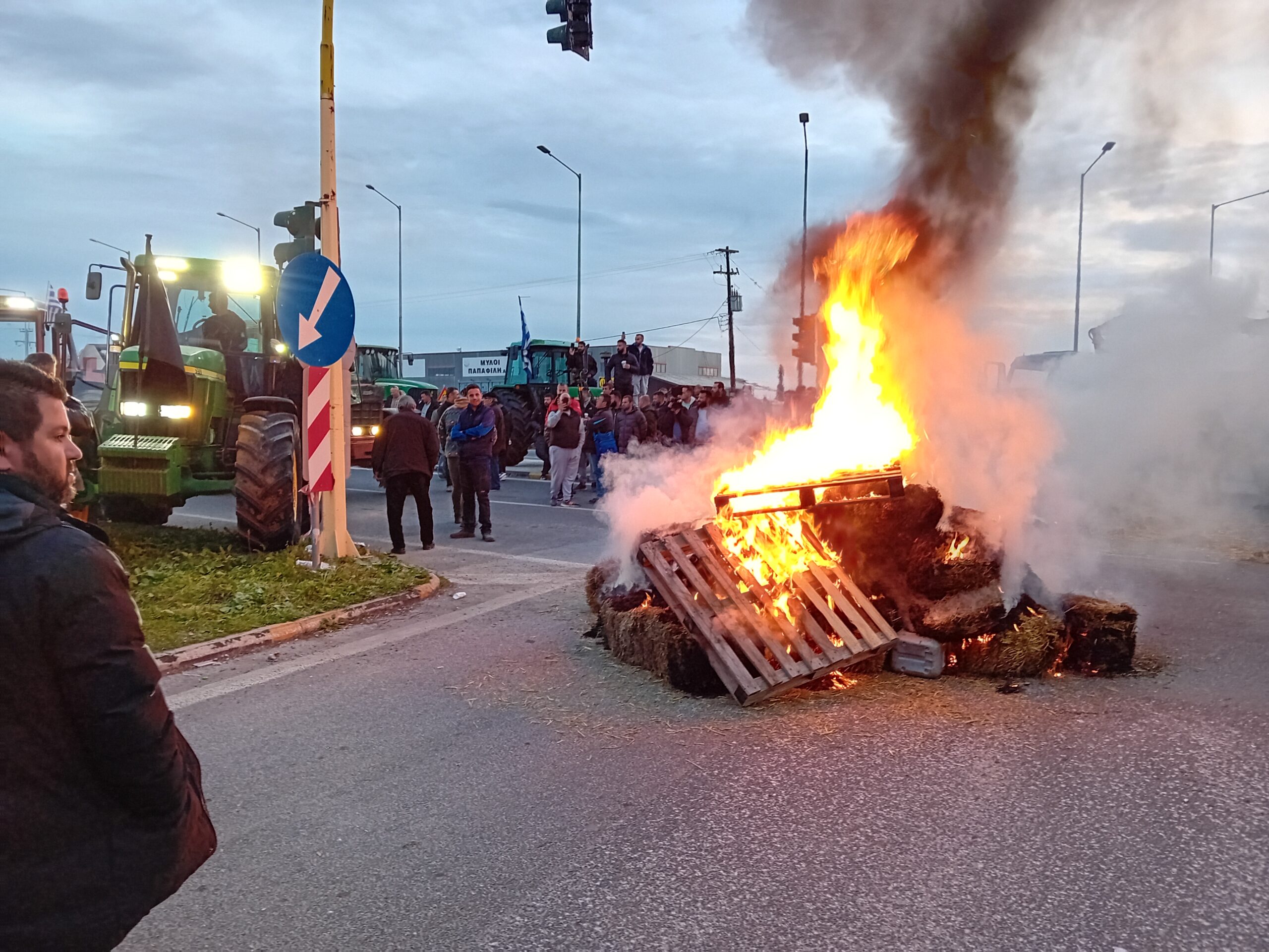 Μπλόκο Πλατυκάμπου: Έκαψαν άχυρα και λάστιχα – Ολιγόωρος αποκλεισμός της ΠΑΘΕ