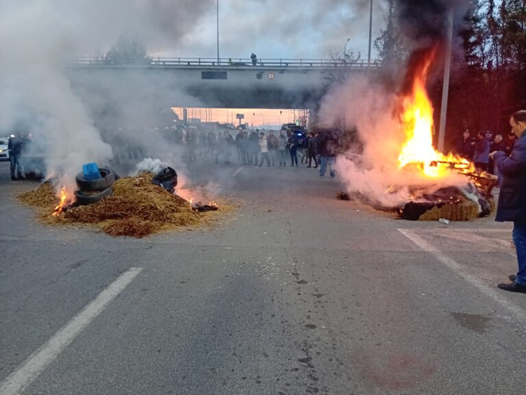 Μπλόκο Πλατυκάμπου: Έκαψαν άχυρα και λάστιχα – Ολιγόωρος αποκλεισμός της ΠΑΘΕ