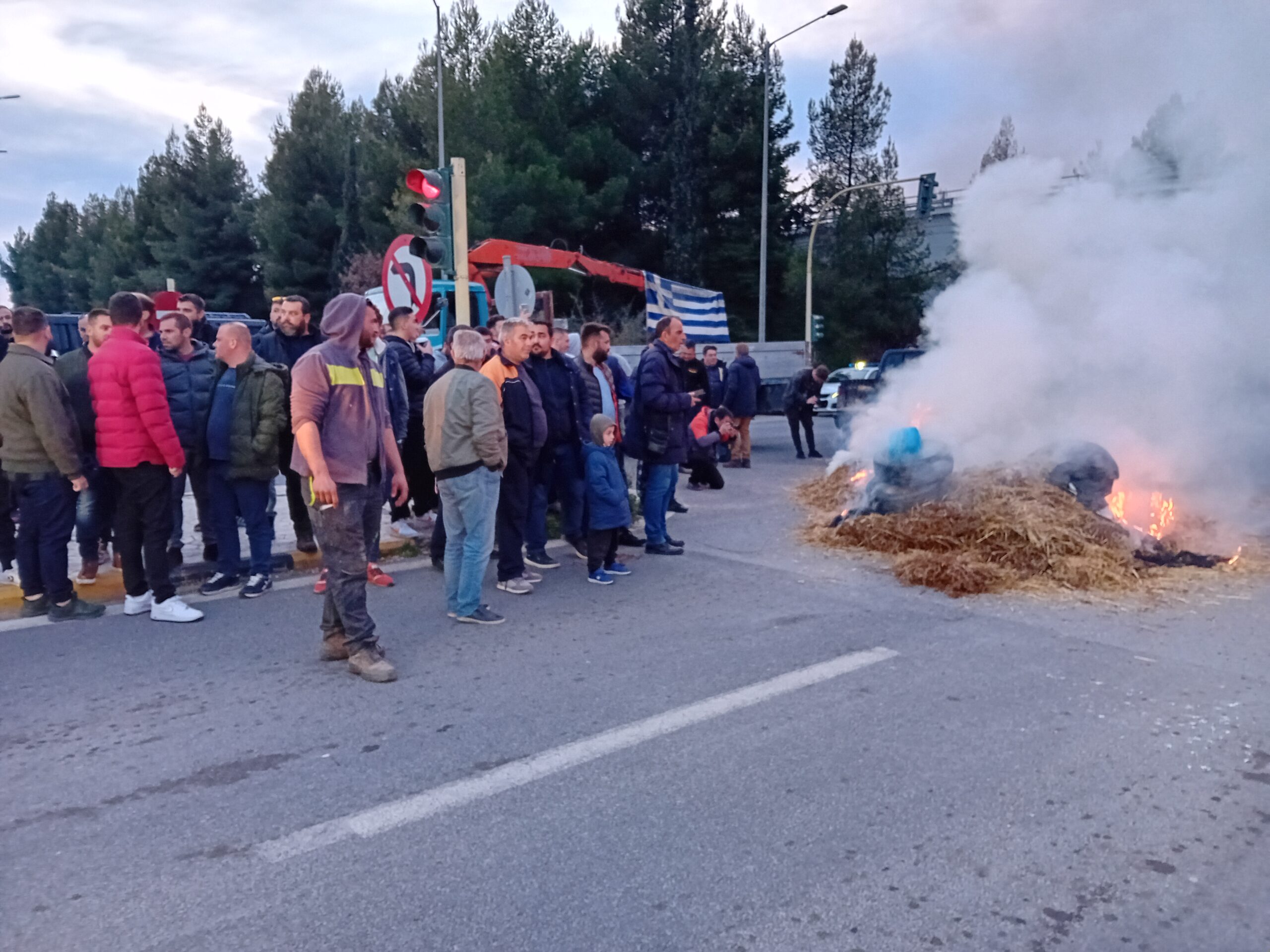 Μπλόκο Πλατυκάμπου: Έκαψαν άχυρα και λάστιχα – Ολιγόωρος αποκλεισμός της ΠΑΘΕ