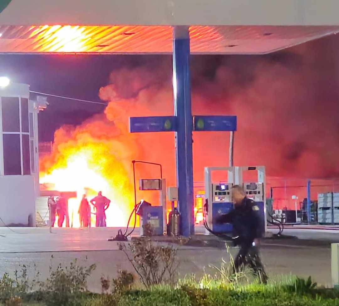 Φωτιά σε φορτηγά πλησίον πρατηρίου υγρών καυσίμων στο 3ο χιλιόμετρο Ελευσίνας–Θηβών – Επί ποδός η Πυροσβεστική