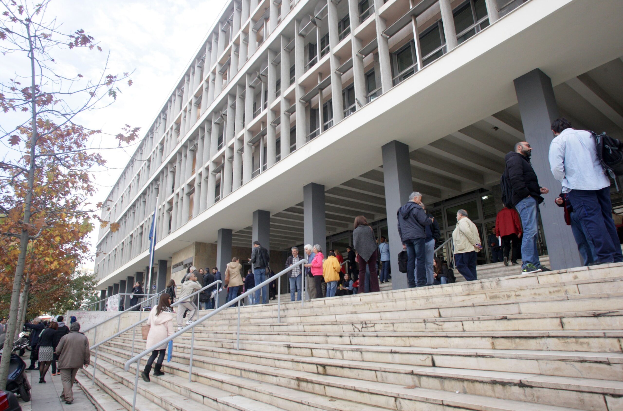 Θεσσαλονίκη: Αναβολή στη δίκη των τριών συλληφθέντων από τα χθεσινά επεισόδια- «Απρόκλητη αστυνομική βία» καταγγέλλει 19χρονος φοιτητής