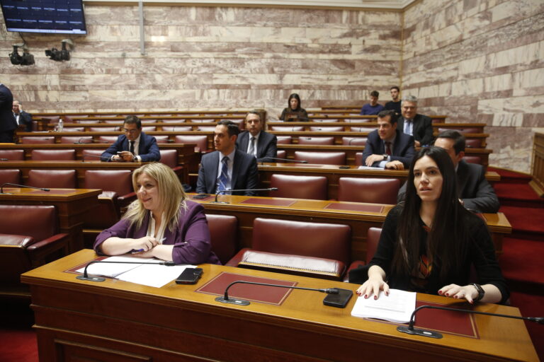 Στην αρμόδια επιτροπή της Βουλής η επεξεργασία του νομοσχεδίου για τα ομόφυλα ζευγάρια