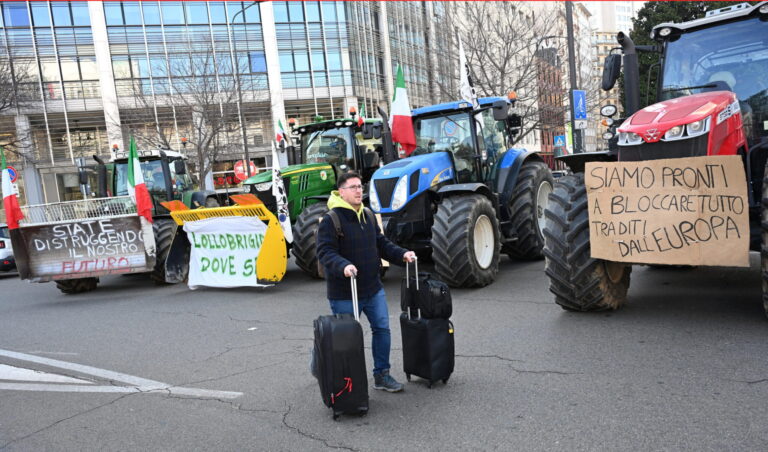 Ιταλία: Από την Πέμπτη θα αρχίσουν να πλησιάζουν στη Ρώμη οι αγρότες με τα τρακτέρ τους – Μελόνι: Κάναμε ό,τι μπορούσαμε