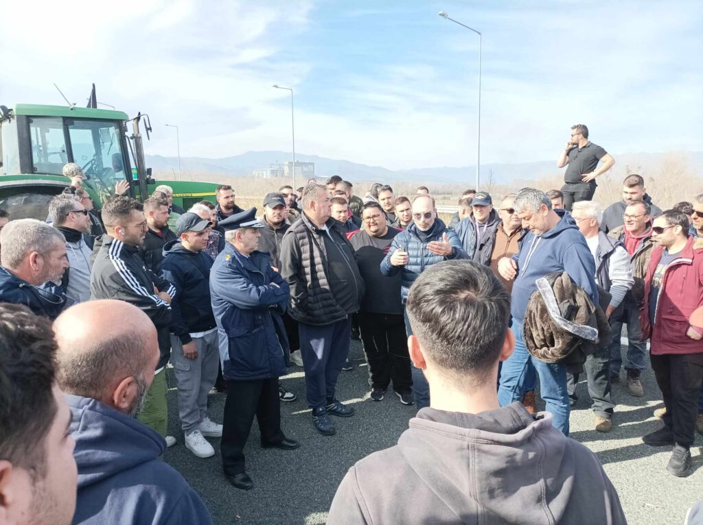 Σέρρες: Απέκλεισαν για μισή ώρα την Εγνατία στο Στρυμονικό οι αγρότες