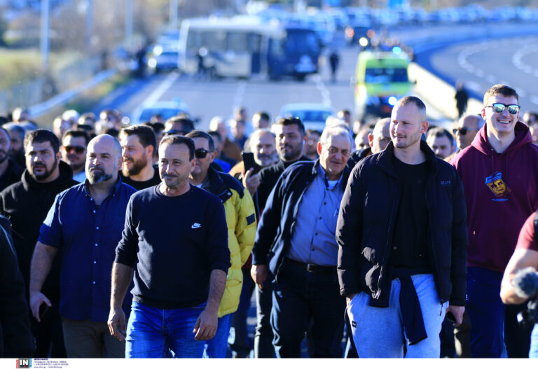 Σκληραίνουν τη στάση τους οι αγρότες: Τα 55 μπλόκα θα προχωρούν σε αποκλεισμούς δρόμων – Τα αιτήματά τους
