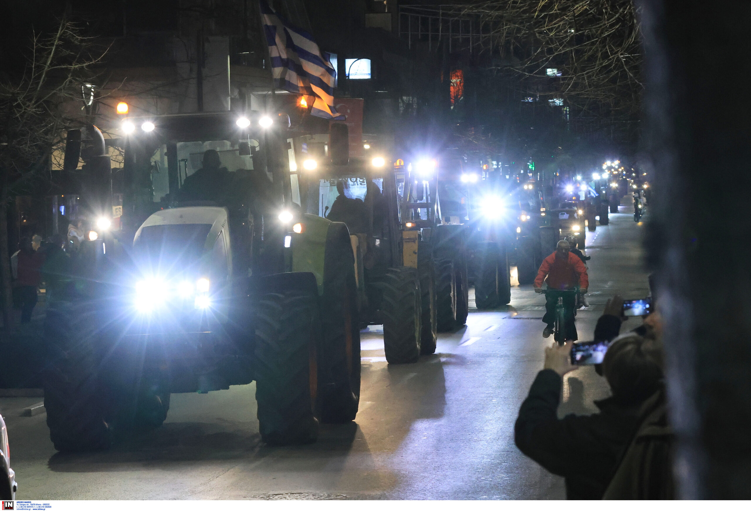 Τρακτέρ στο κέντρο της Λάρισας και της Καρδίτσας – Οι αγρότες θα διανυκτερεύσουν στις πλατείες