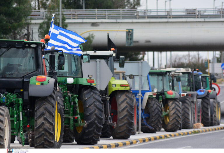 Με «αναμμένες» μηχανές οι αγρότες ενόψει της συνάντησης με τον Πρωθυπουργό – «Εισέβαλαν» στο αεροδρόμιο Αλεξανδρούπολης για να δουν τον Αυγενάκη