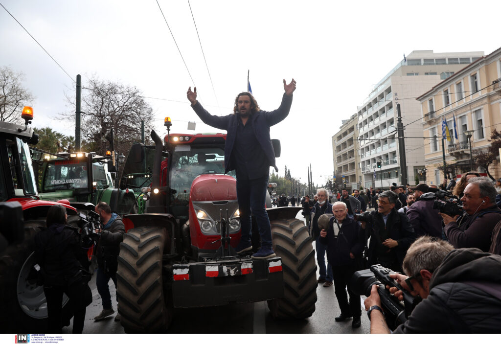 Οι αγρότες καταφτάνουν στο Σύνταγμα με τρακτέρ, πανό, ντουντούκες και ένα… φέρετρο – Δείτε φωτογραφίες