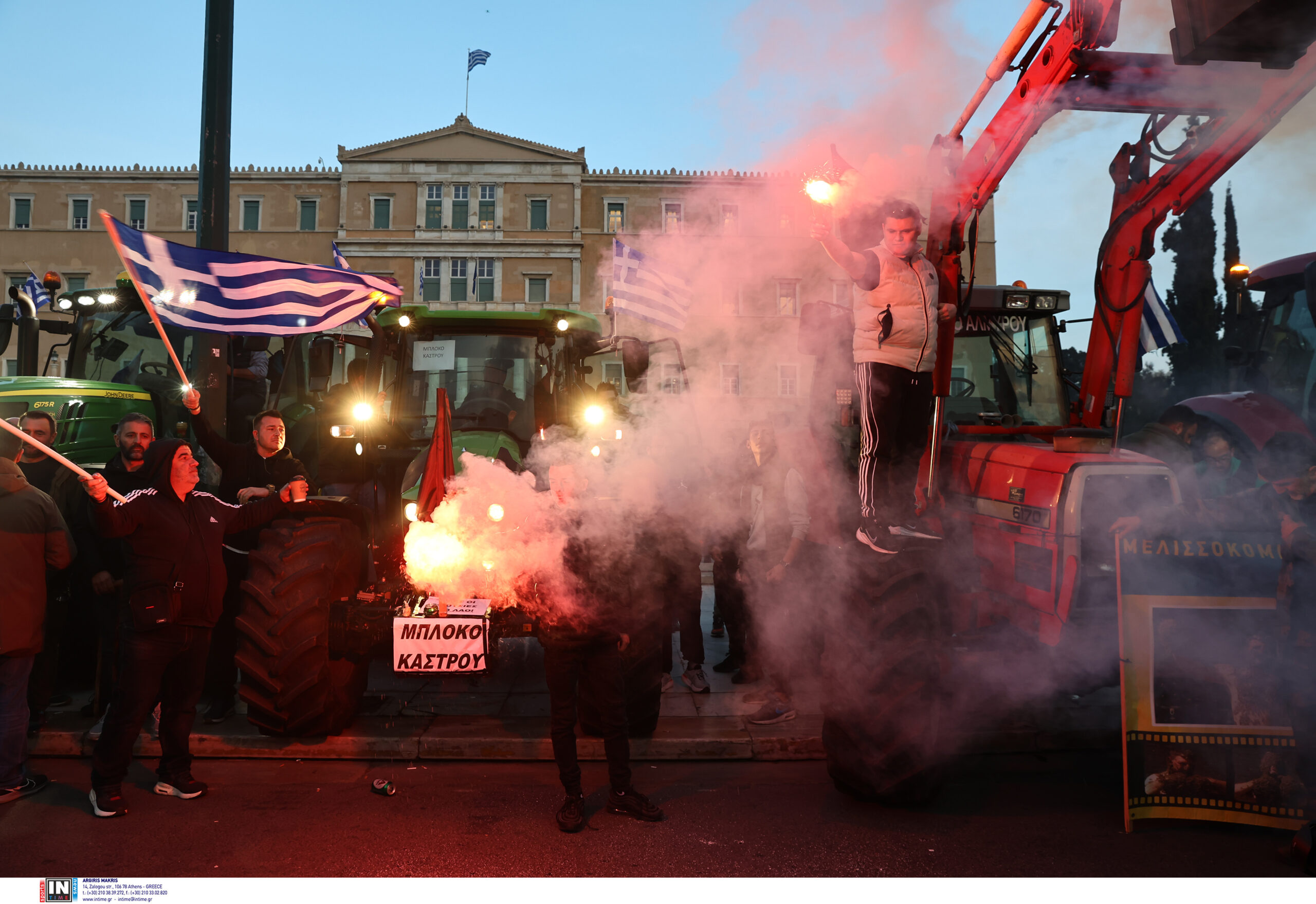 «Αγώνας για να μείνουμε στη γη μας» – Τα τρακτέρ μπροστά στη Βουλή και ξεκινά το αγροτικό συλλαλητήριο