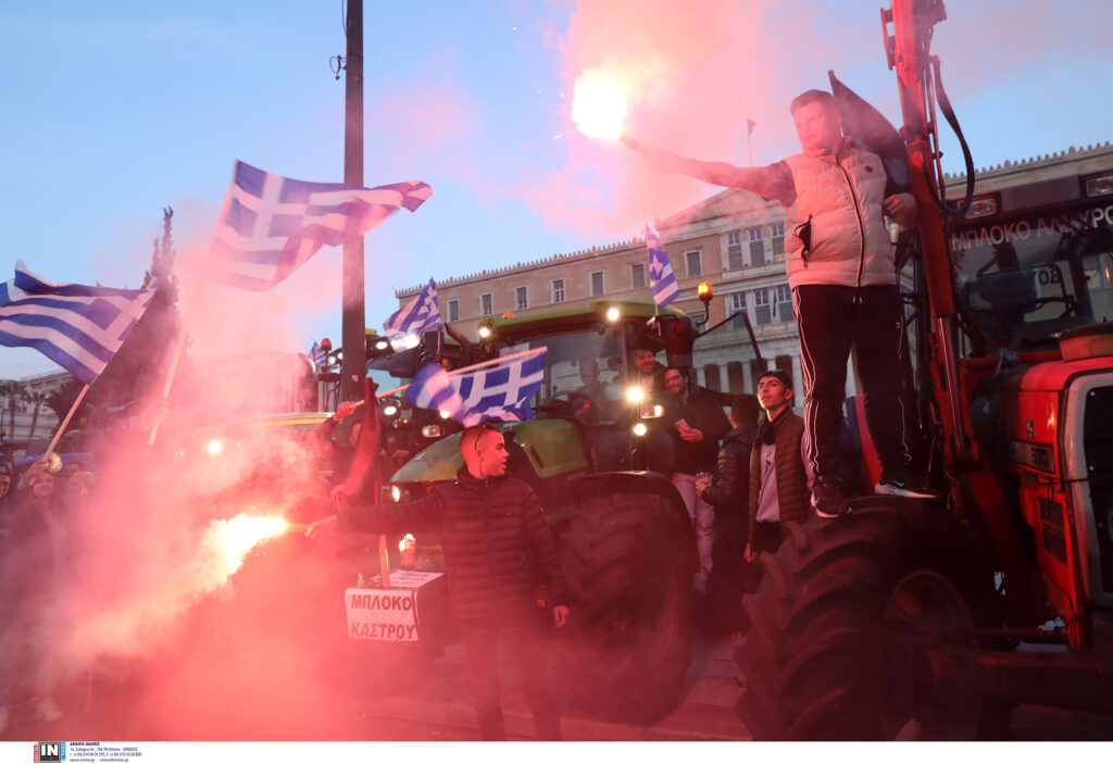 Με αναμμένα φώτα τα τρακτέρ και κολλημένο το χέρι στην κόρνα οι αγρότες – Φωτογραφίες από το συλλαλητήριο στο Σύνταγμα