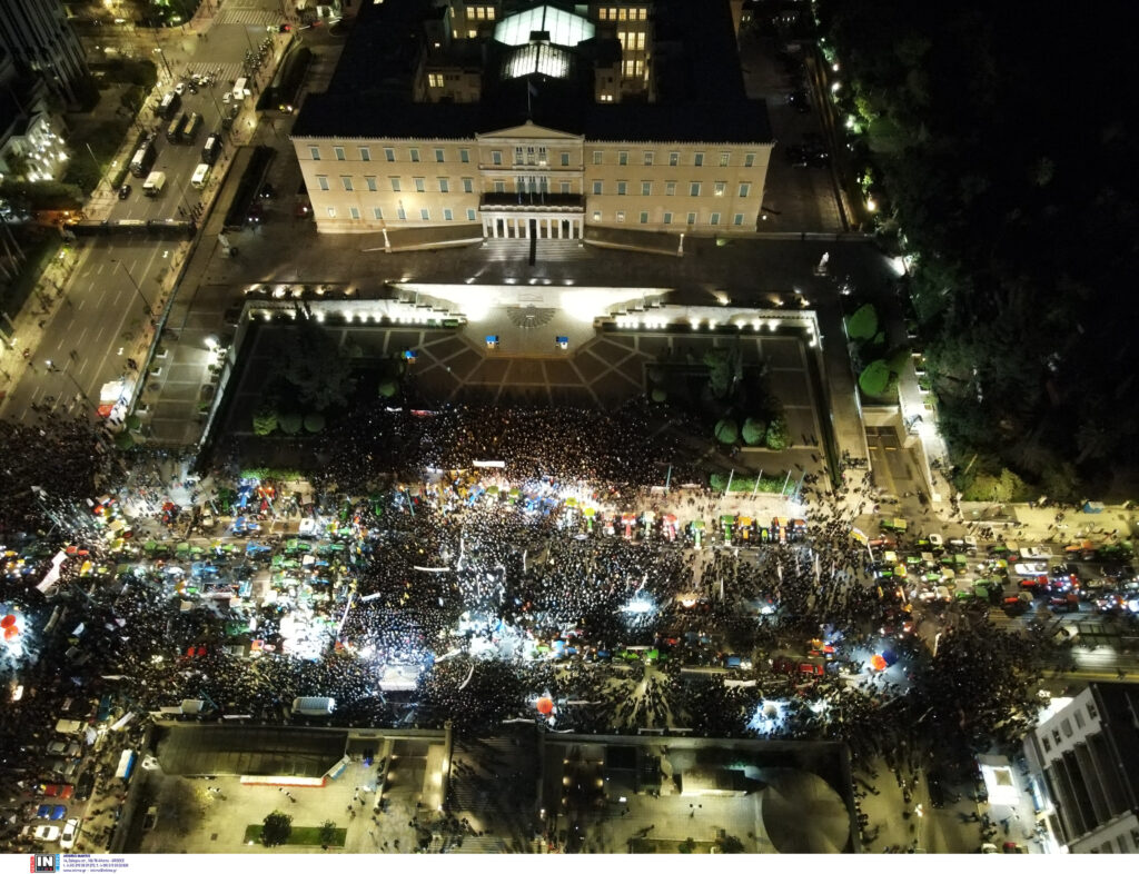 Με αναμμένα φώτα τα τρακτέρ και κολλημένο το χέρι στην κόρνα οι αγρότες – Φωτογραφίες από το συλλαλητήριο στο Σύνταγμα