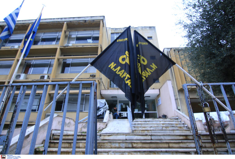 Παραμένουν στα μπλόκα οι Θεσσαλοί αγρότες – Απέκλεισαν το τελωνείο Λάρισας με τρακτέρ και άχυρο